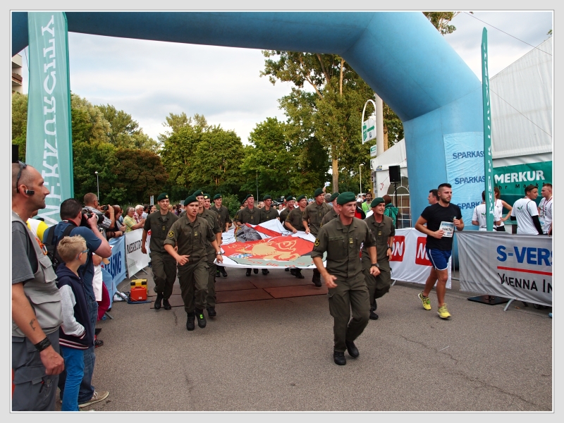 Sparkasse Firmenlauf Zieleinlauf Foto by Don RoMiFe Michael Rousek