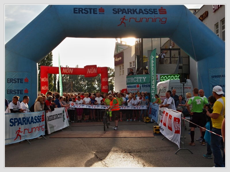 Sparkasse Firmenlauf Start Foto by Don RoMiFe Michael Rousek